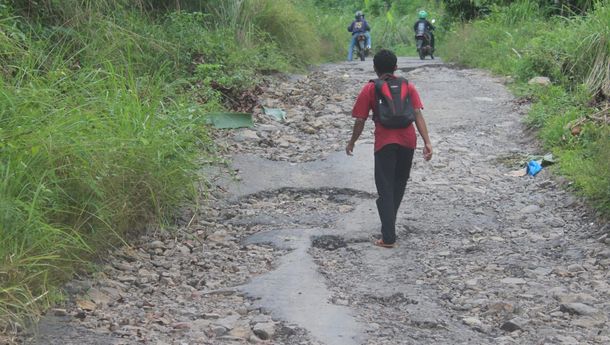 Kondisi Jalan Rusak Parah di Matim, Penumpang TerpaksaTurun dari Kendaraan