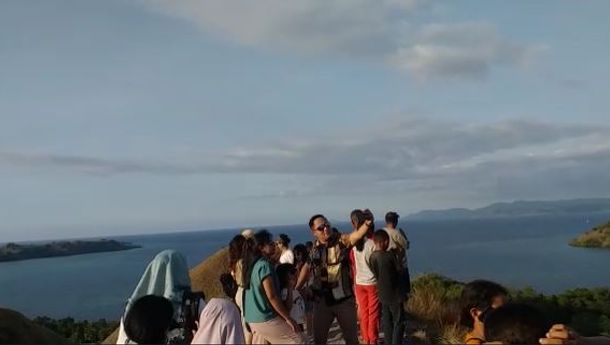 Bukit Sylvia Labuan Bajo Ramai Dikunjungi Wisatawan