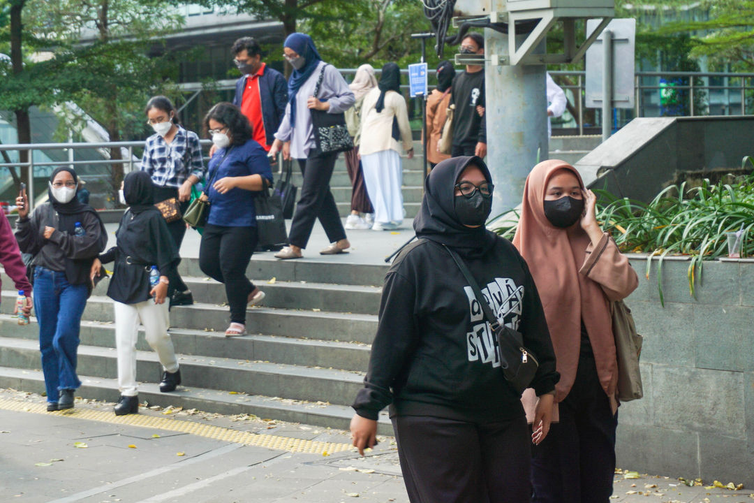 Warga melintas saat jam pulang kerja di terowongan Kendal kawasan Dukuh Atas, Sudirman, Jakarta, Selasa, 5 Juli 2022. Foto: Ismail Pohan/TrenAsia