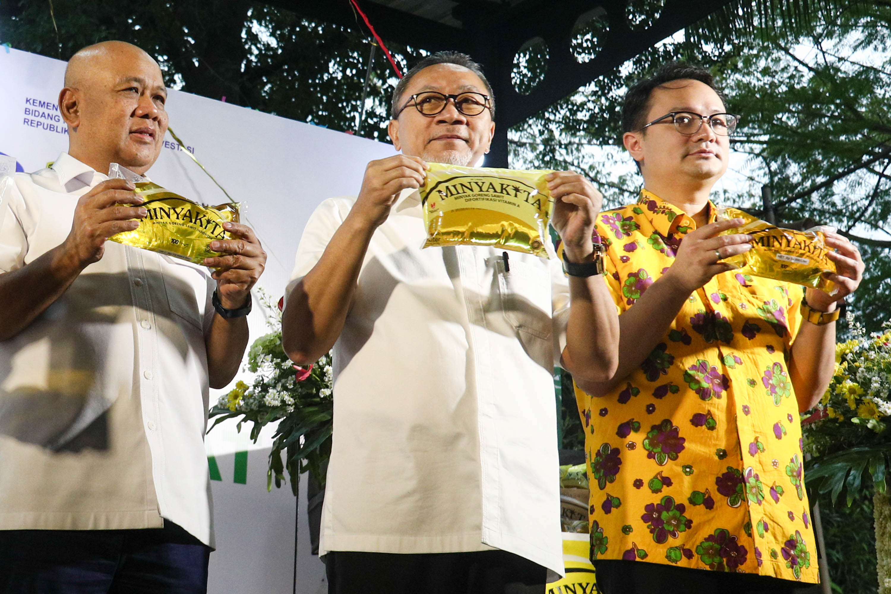 Menteri Perdagangan Zulkifli Hasan (tengah) saat peluncuran minyak goreng kemasan rakyat (MinyaKita) di kantor Kementerian Perdagangan, Jakarta, Rabu, 6 Juli 2022. Foto: Ismail Pohan/TrenAsia