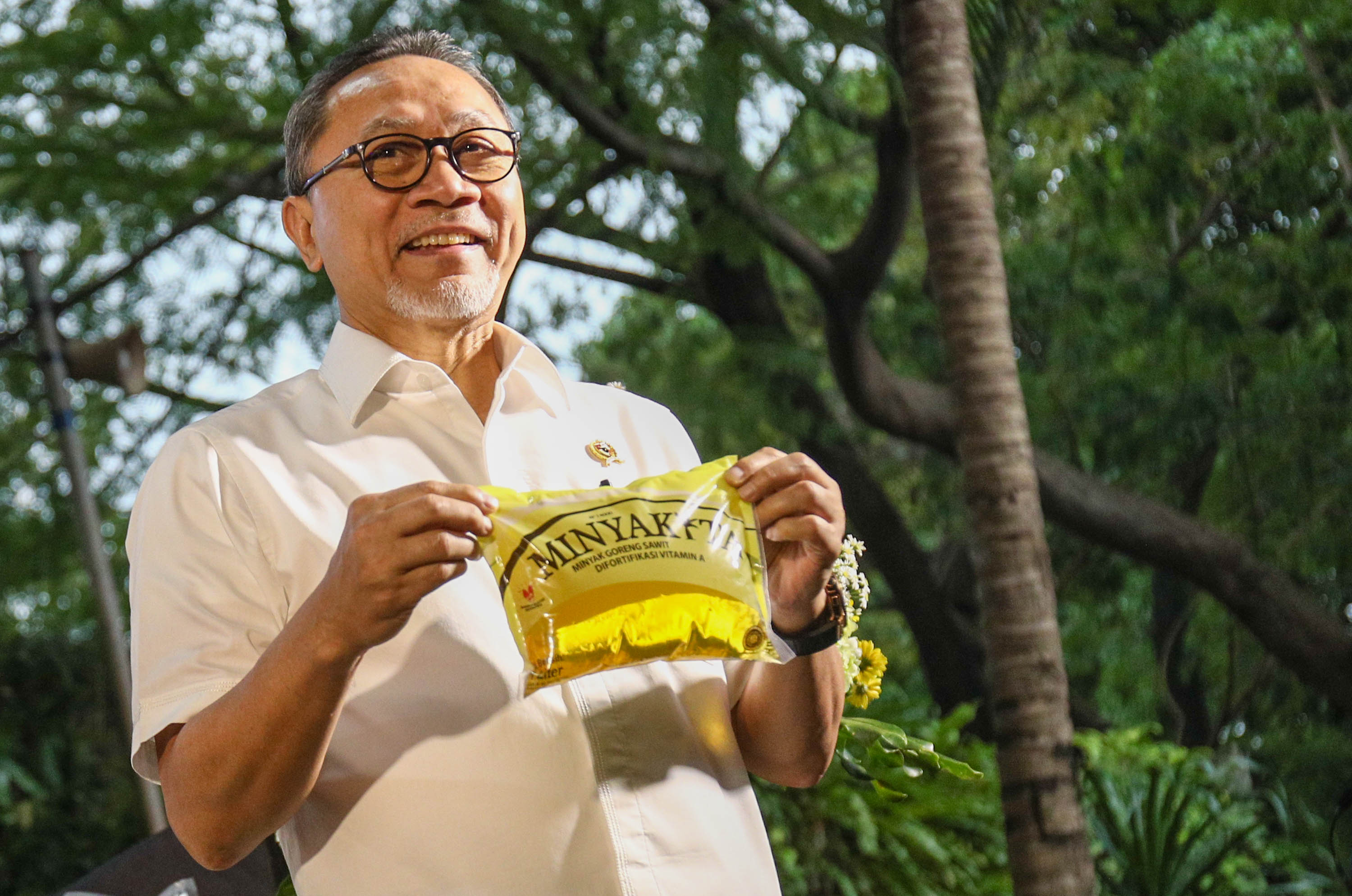 Menteri Perdagangan Zulkifli Hasan saat peluncuran minyak goreng kemasan rakyat (MinyaKita) di kantor Kementerian Perdagangan, Jakarta, Rabu, 6 Juli 2022. Foto: Ismail Pohan/TrenAsia