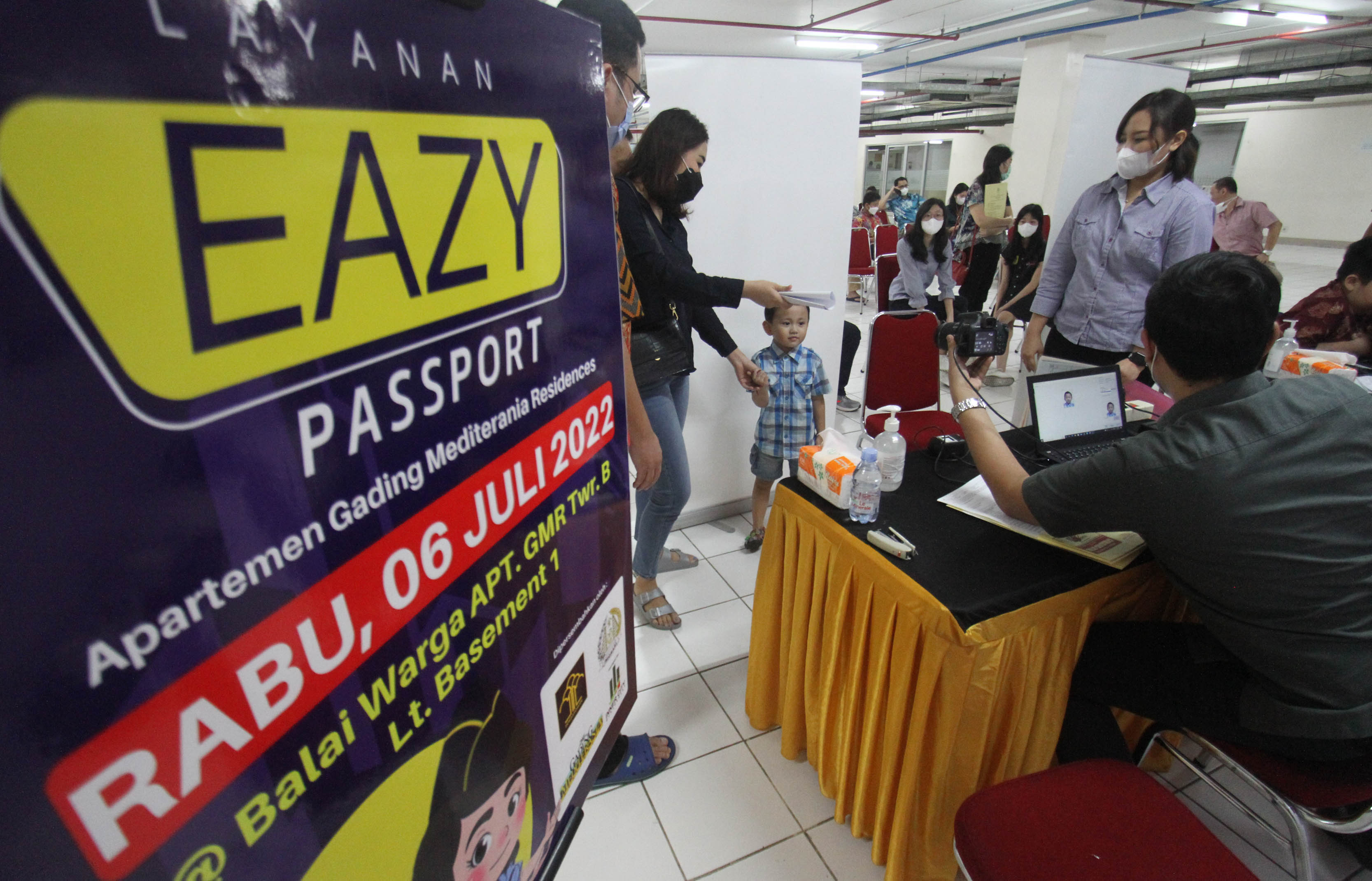 Nampak sejumlah warga melakukan permohonan paspor secara kolektif lewat layanan Eazy Passport di Balai Warga Apartemen Gading Mediterania Residences (GMR), Kelapa Gading, Jakarta Utara, Rabu 6 Juli 2022. Foto : Panji Asmoro/TrenAsia
