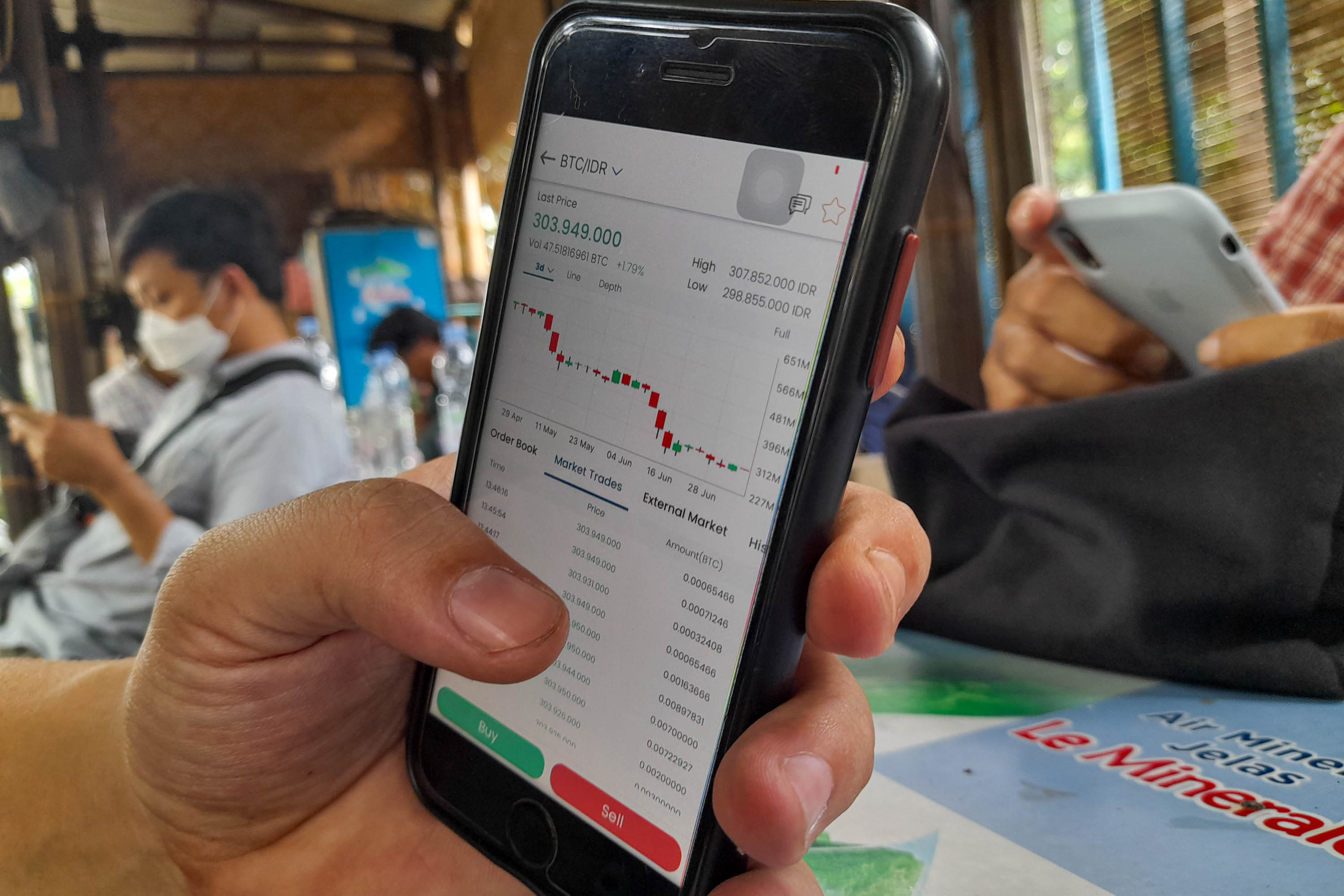 Warga mengakses aplikasi crypto melalui gawai di Jakarta. Foto: Ismail Pohan/TrenAsia
