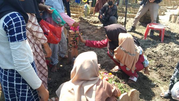 Ibu dan Anak yang Tewas Berpelukan saat Kebakaran di Kota Karang Dimakamkan Berdekatan