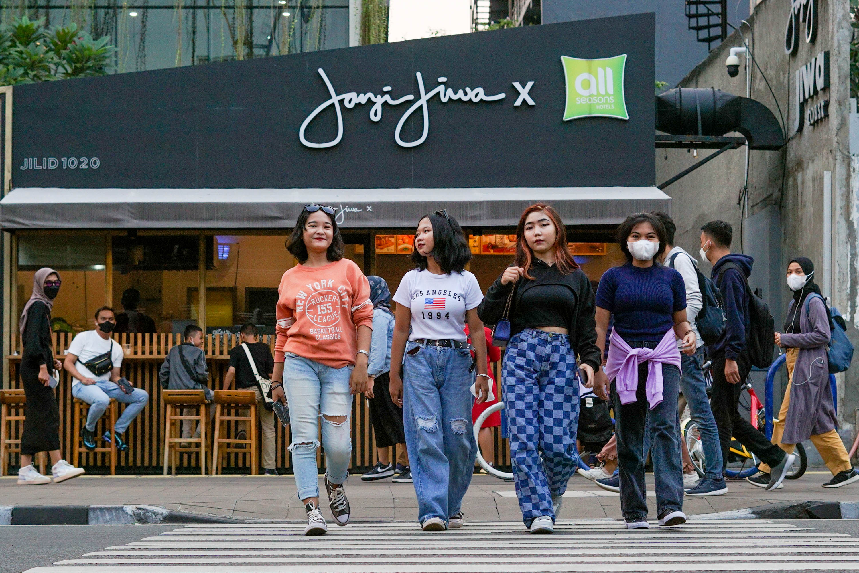 Sejumlah remaja beraktivitas di area tongkrongan yang sedang viral kawasan Dukuh Atas, Sudirman, Jakarta, Kamis, 7 Juli 2022. Foto: Ismail Pohan/TrenAsia