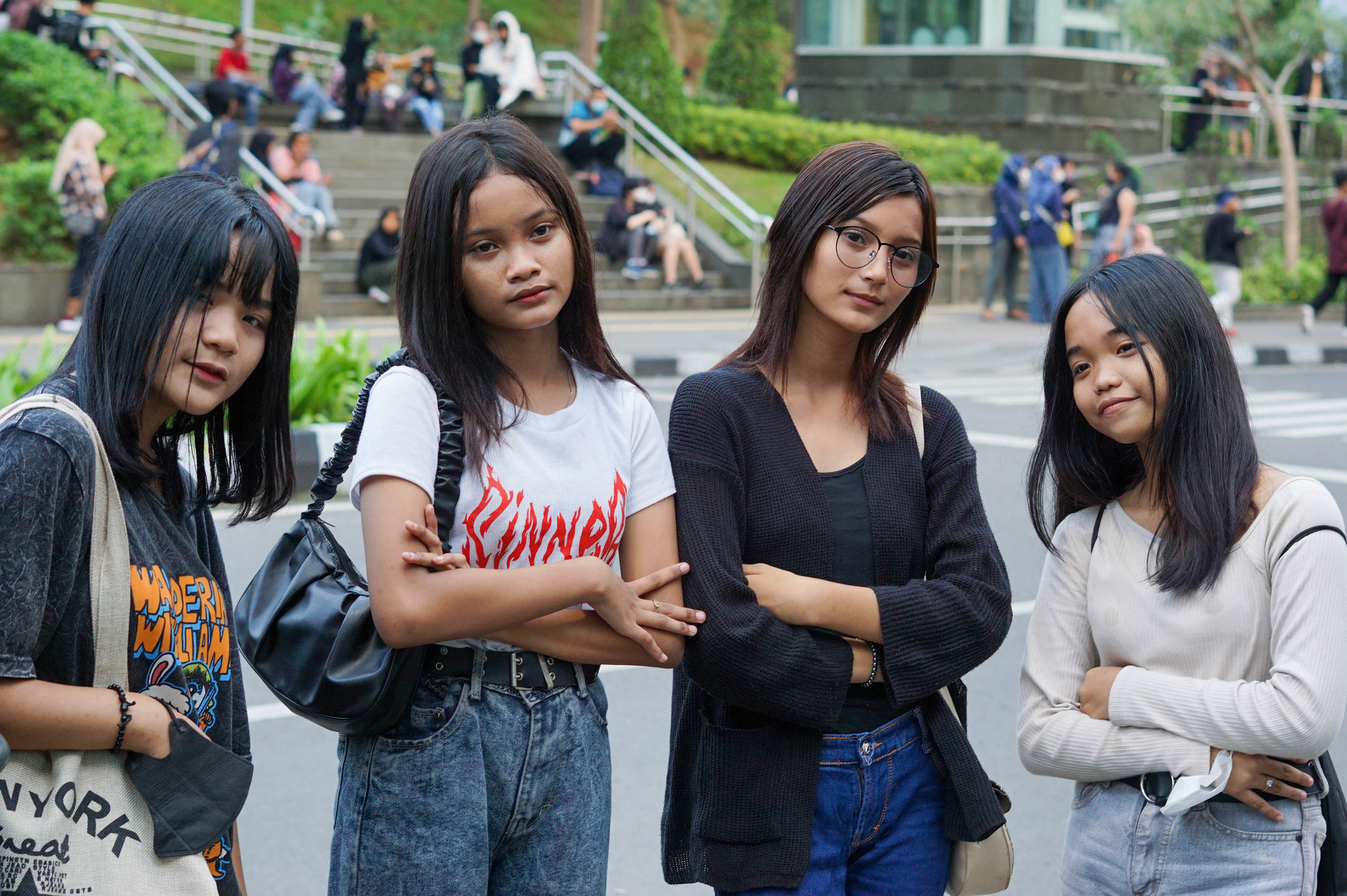 Sejumlah remaja beraktivitas di area tongkrongan yang sedang viral kawasan Dukuh Atas, Sudirman, Jakarta, Kamis, 7 Juli 2022. Foto: Ismail Pohan/TrenAsia
