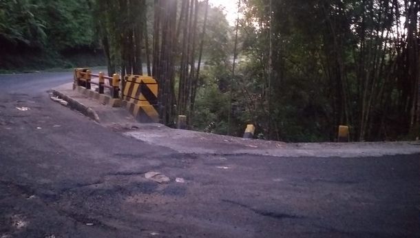 Kondisi Badan Jalan Trans Flores di Area Jembatan Wae Jejor, Manggarai, Memprihatinkan