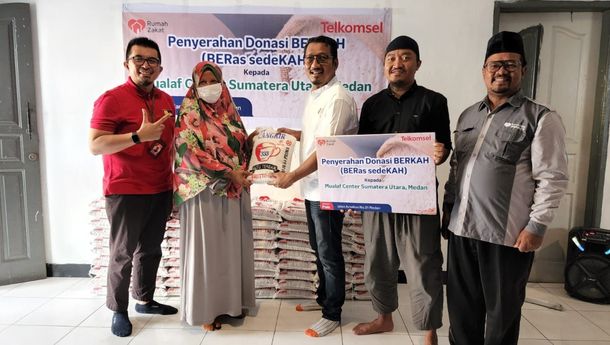 Telkomsel Donasi Beras Sedekah untuk Dhuafa dan Lansia di Wilayah Sumatera