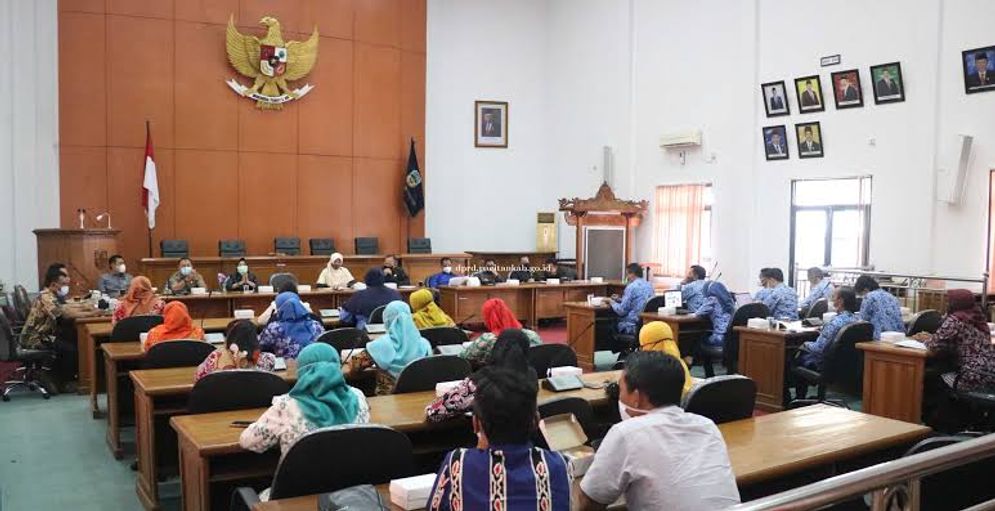 Dok dri pak arifin, saat rapat dengar dg guru2 honorer.jpg