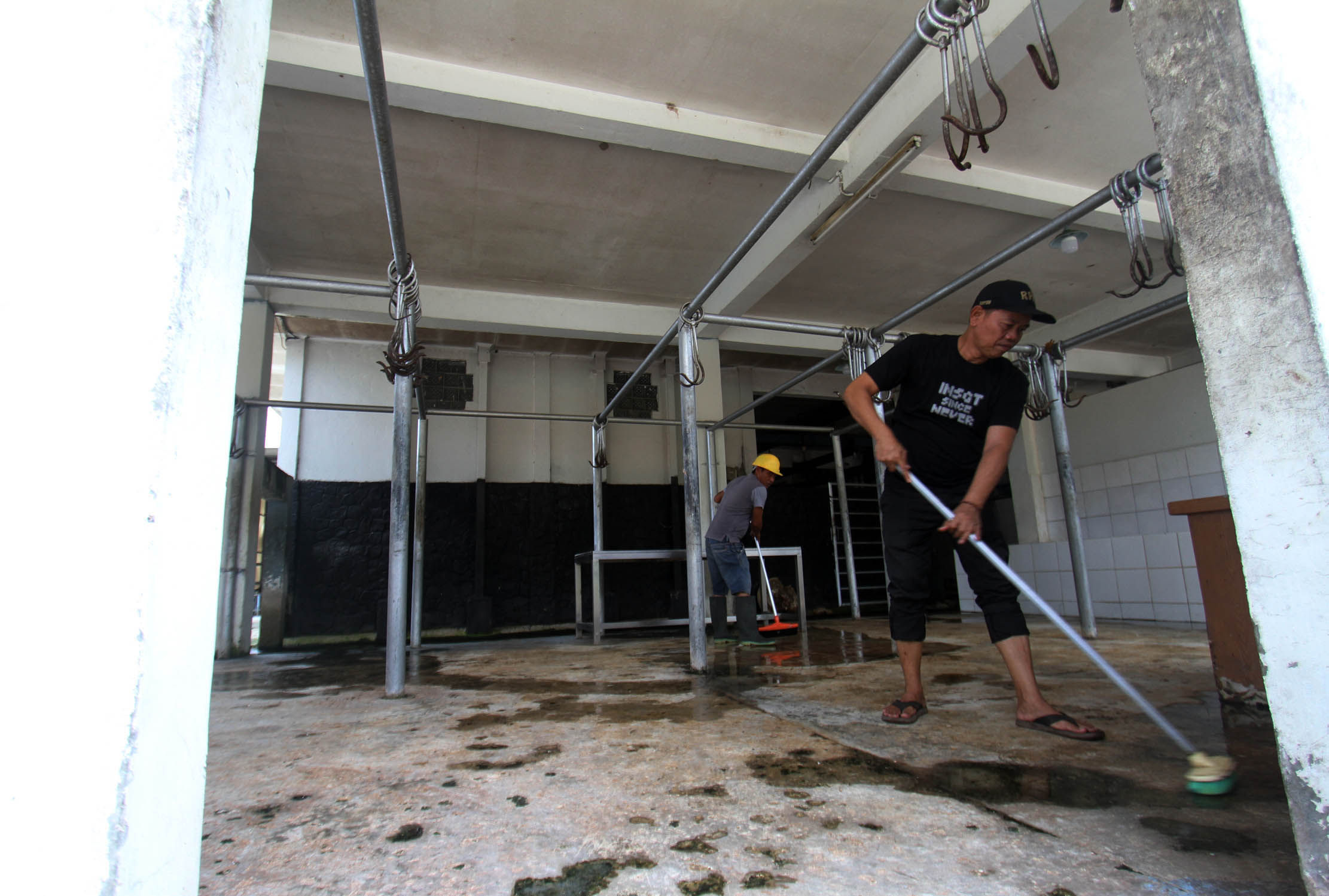 DPKH Kaltim memastikan kesehatan ternak melalui disinfeksi RPH. Ilustrasi sejumlah petugas tengah membersihkan tempat pemotongan hewan di RPH Kota Tangerang, Jumat 8 Juli 2022. Foto : Panji Asmoro/TrenAsia