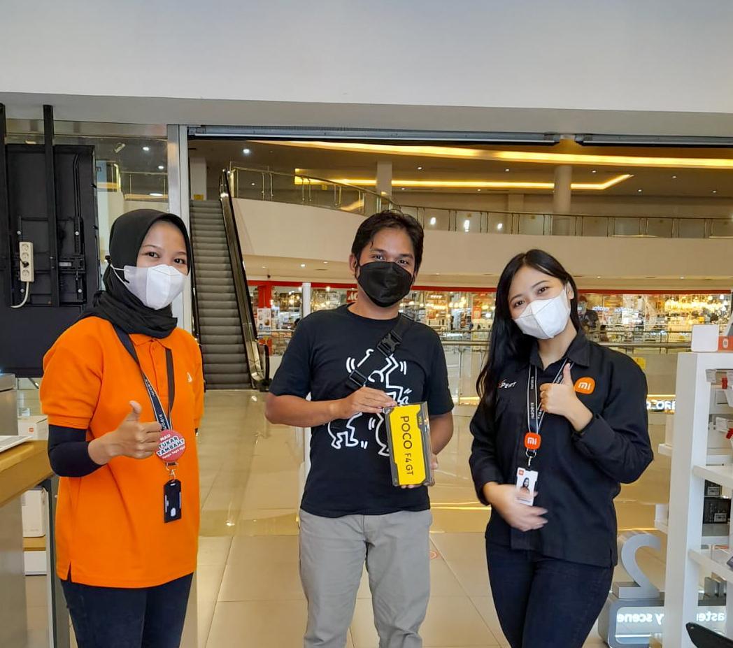 Seorang pembeli tengah melakukan pembelian POCO F4 GT.