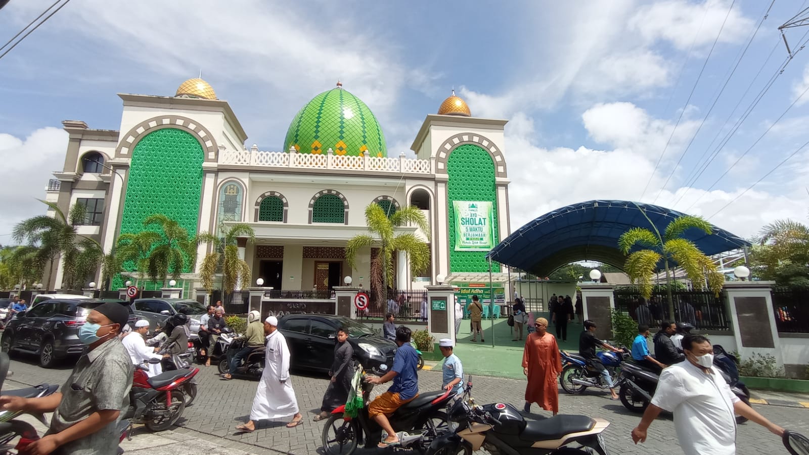 Masjid Namirah di Balikpapan mulai menyiapkan tenda untuk pelaksanaan salat Iduladha 1443 Hijriyah hari Sabtu, 9 Juli 2022. 