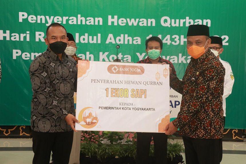 Penjabat Walikota Yogyakarta Sumadi menyerahkan hewan kurban dalam rangka Hari Raya Idul Adha 1443 Hijriyah.