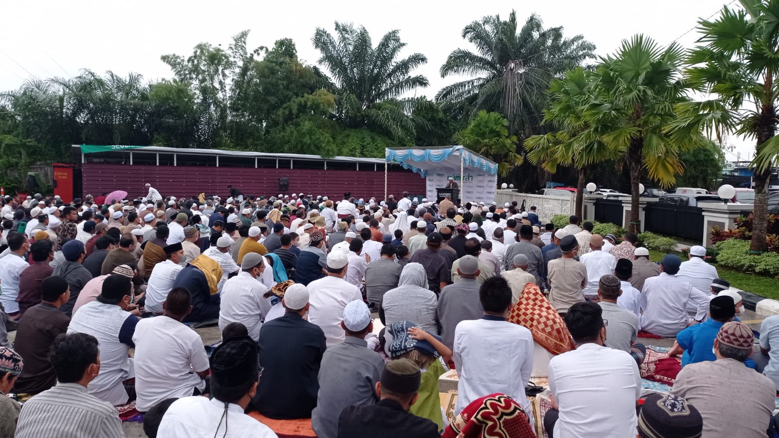 Ratusan umat muslim mengikuti salat Iduladha 1443 Hijriah yang digelar DKM Masjid Namirah Balikpapan Baru, Sabtu, 9 Juli 2022. 