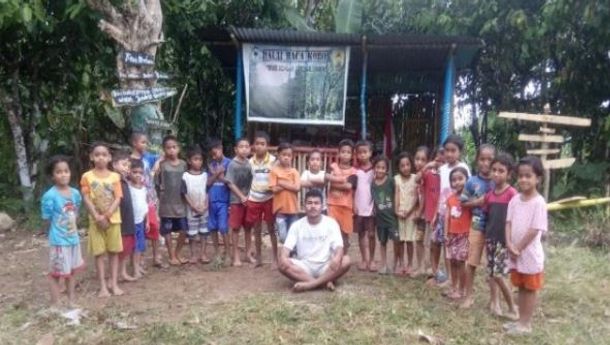 Johanes S.E. Rembong, Buka Taman Baca untuk Tingkatkan Literasi Anak  di Kelurahan Rongga Koe, Matim 