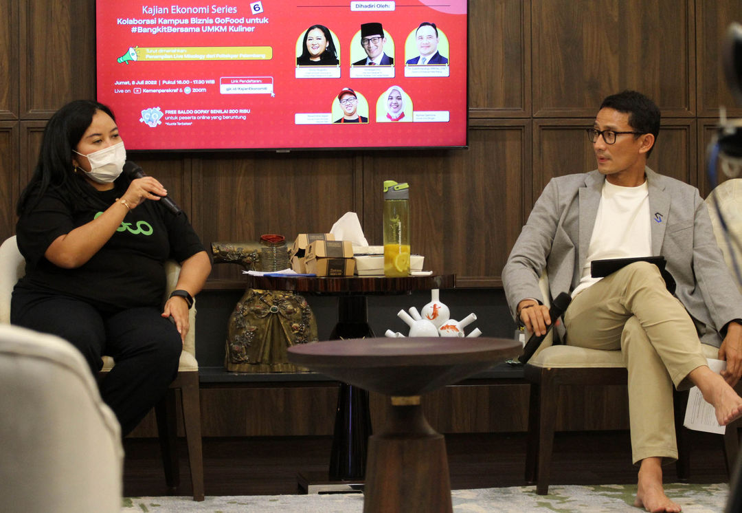 Chief of Public Policy and Government Relations GoTo Shinto Nugroho dan  Menparekraf RI Sandiaga Salahuddin Uno berdiskusi dalam  Kajian Ekonomi episode keenam kerjasama Kemenparekraf bersama Kampus Biznis GoFood, Jumat 8 Juli 2022. Foto : Panji Asmoro/TrenAsia