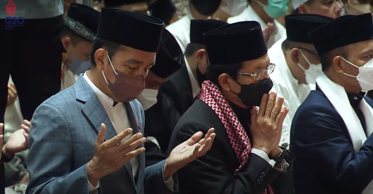 Presiden Joko Widodo bersama ibu negara menunaikan salat Iduladha di Masjid Istiqlal, Jakarta 