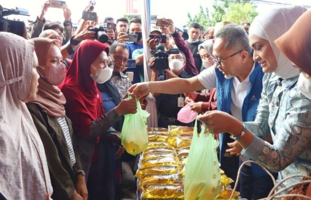 Menteri Perdagangan Zulkifli Hasan menggelar pasar murah minyak goreng dalam kemasan dengan merek Minyakita, Sabtu, 9 Juli 2022.