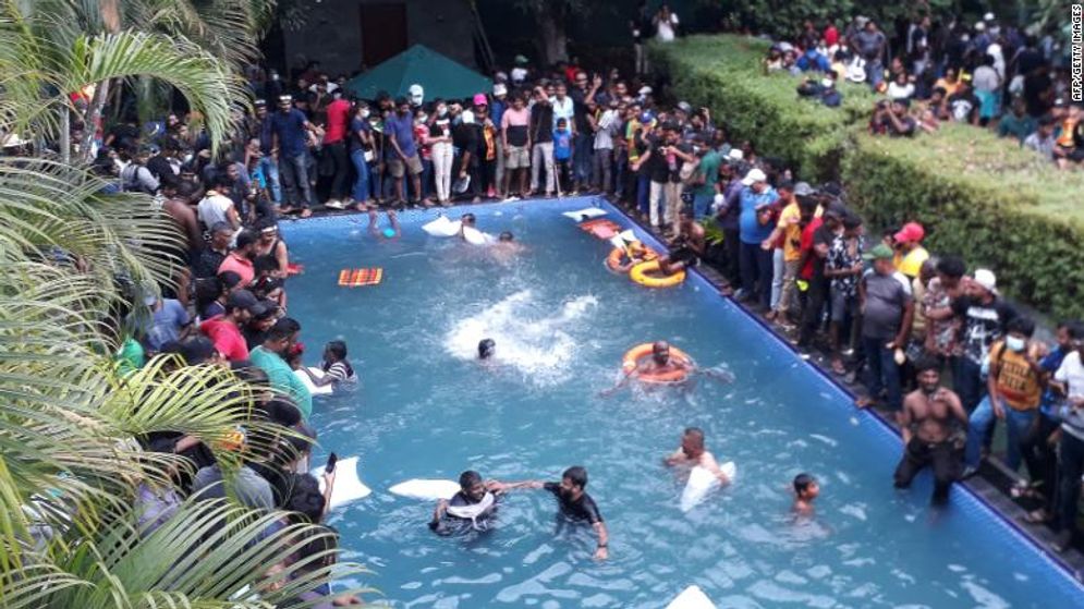 Demonstran mandi di kolam renang istana Presiden Sri Lanka