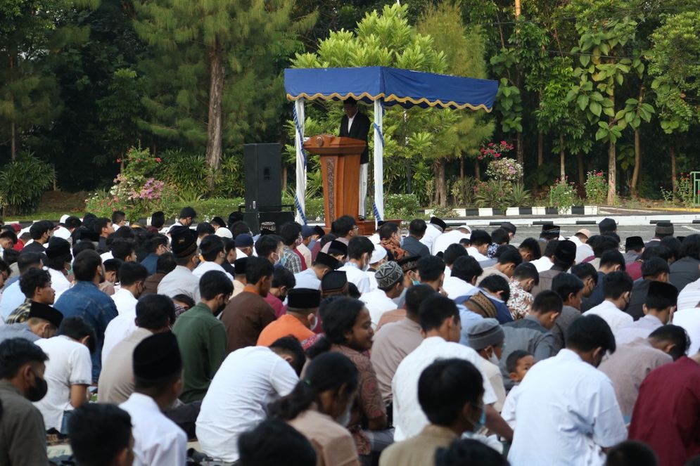 Shalat Idul Adha di halaman Rektorat UNS Surakarta