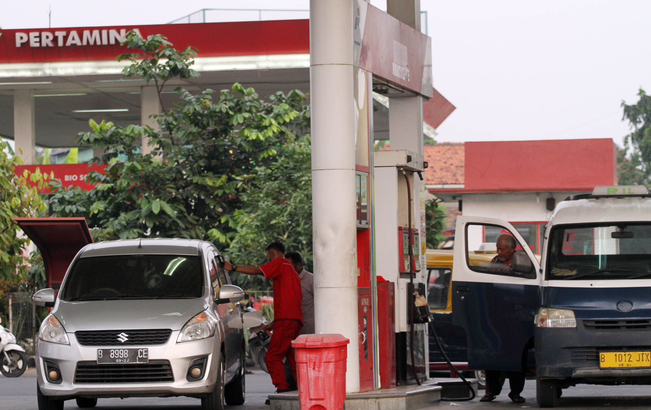 Nampak konsumen tengah melakukan pengisian bahan bakar di sebuah SPBU kawasan Tangerang Banten. Senin 11 Juli 2022. Foto : Panji Asmoro/TrenAsia