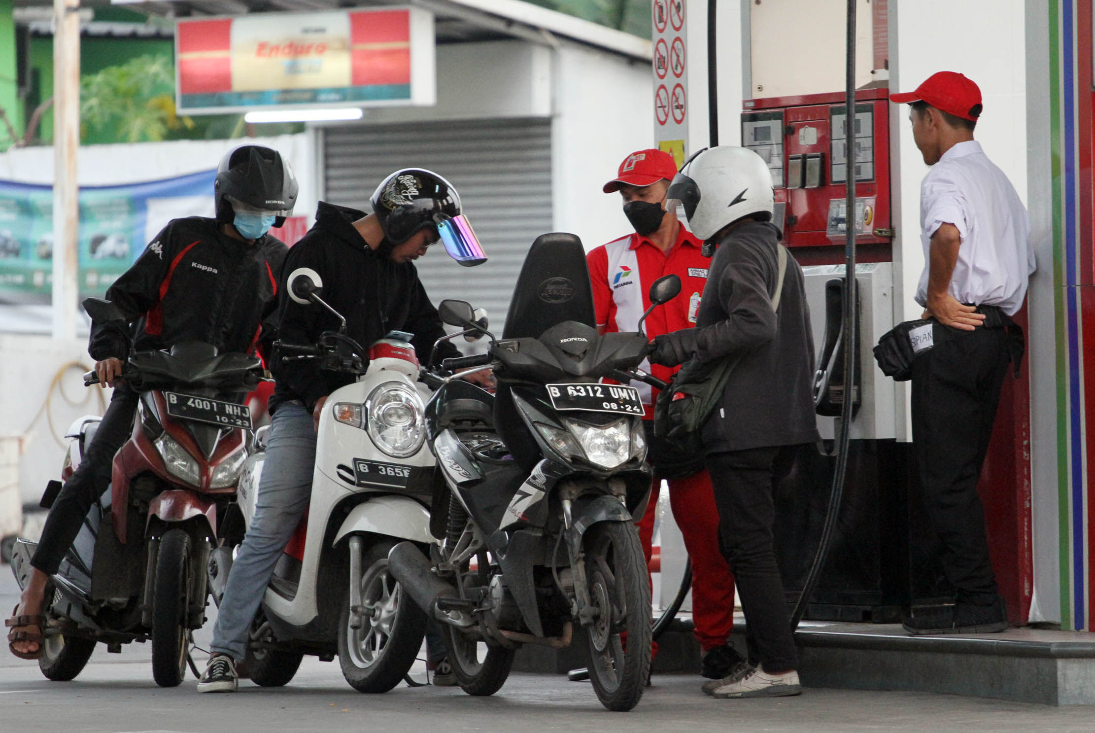 Nampak konsumen tengah melakukan pengisian bahan bakar di sebuah SPBU kawasan Tangerang Banten. Senin 11 Juli 2022. Foto : Panji Asmoro/TrenAsia