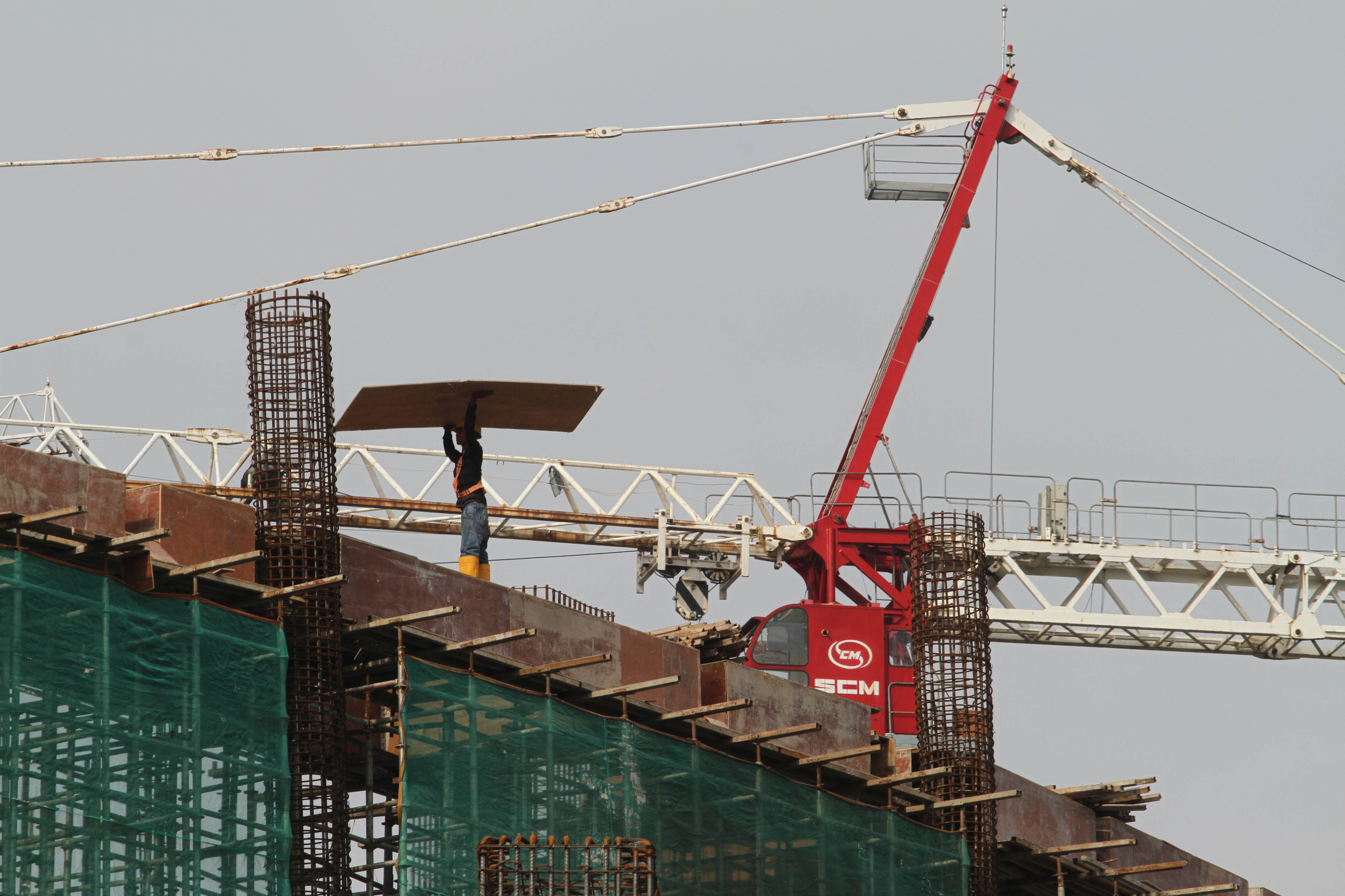 Pekerja tengah menyelesaikan pembangunan Stadion GBK Multifungsi di kawasan Senayan Jakarta, Senin 11 Juli 2022. Foto : Panji Asmoro/TrenAsia