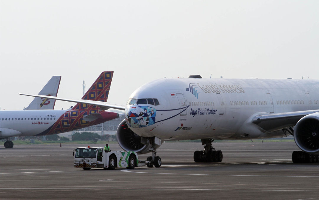 Nampak sejumlah pesawat komersil yang terparkir di apron Bandara Soekarno Hatta Tangerang Banten, Senin 11 Juli 2022. Foto : Panji Asmoro/TrenAsia