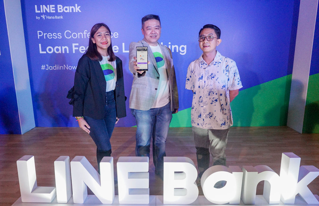 Director of Consumer Banking PT Bank KEB Hana Indonesia, Anton Hermawan (tengah) menunjukkan fitur pinjaman digital Line Bank oleh Hana Bank didampingi Head of Loan Product, PT Bank KEB Hana Indonesia, Emmanuela Chrisanti (kiri) dan travel and lifestyle influencer, Kenny Santana (kanan) saat peluncurannya di Jakarta, Selasa, 12 Juli 2022. Foto: Ismail Pohan/TrenAsia