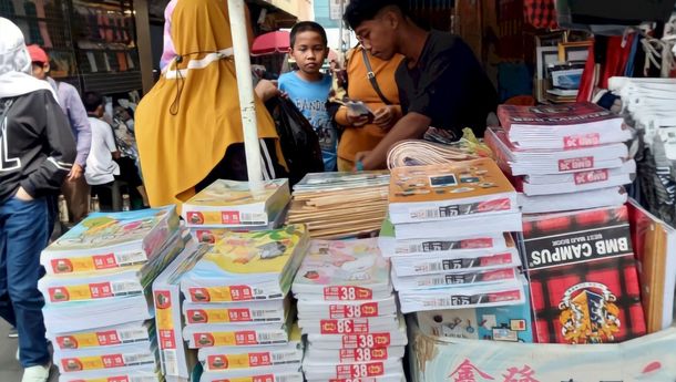 Jelang Pembelajaran Tatap Muka Penuh, Toko Perlengkapan Sekolah Ramai Pembeli