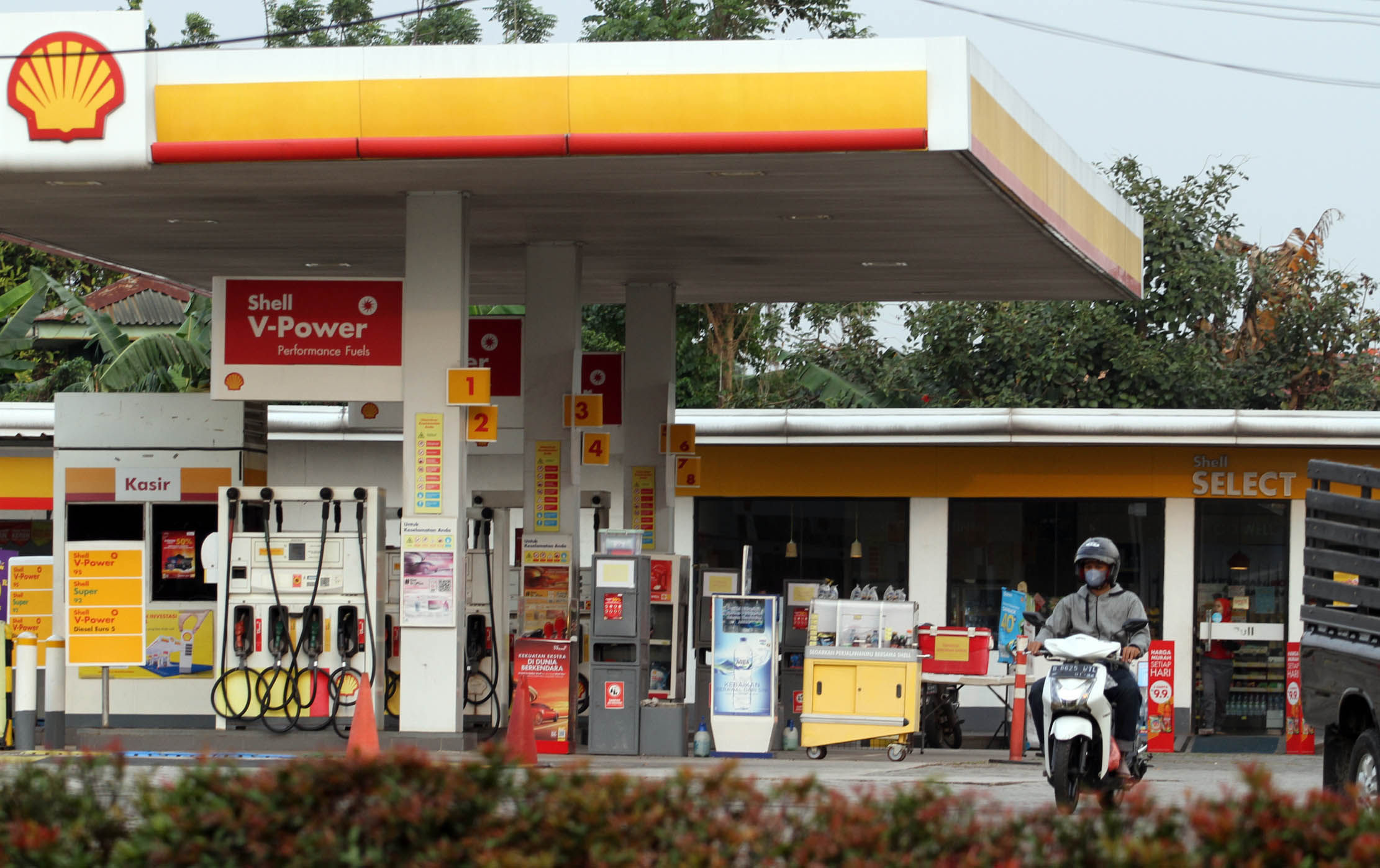 Aktifitas SPBU Shell di kawasan Kota Tangerang Banten. Foto : Panji Asmoro/TrenAsia