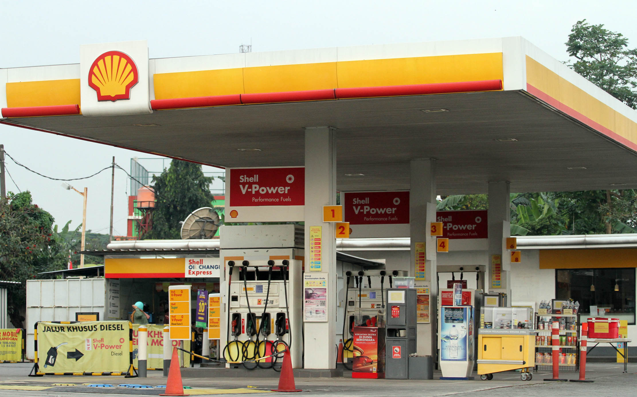 Aktifitas SPBU Shell di kawasan Kota Tangerang Banten. Foto : Panji Asmoro/TrenAsia