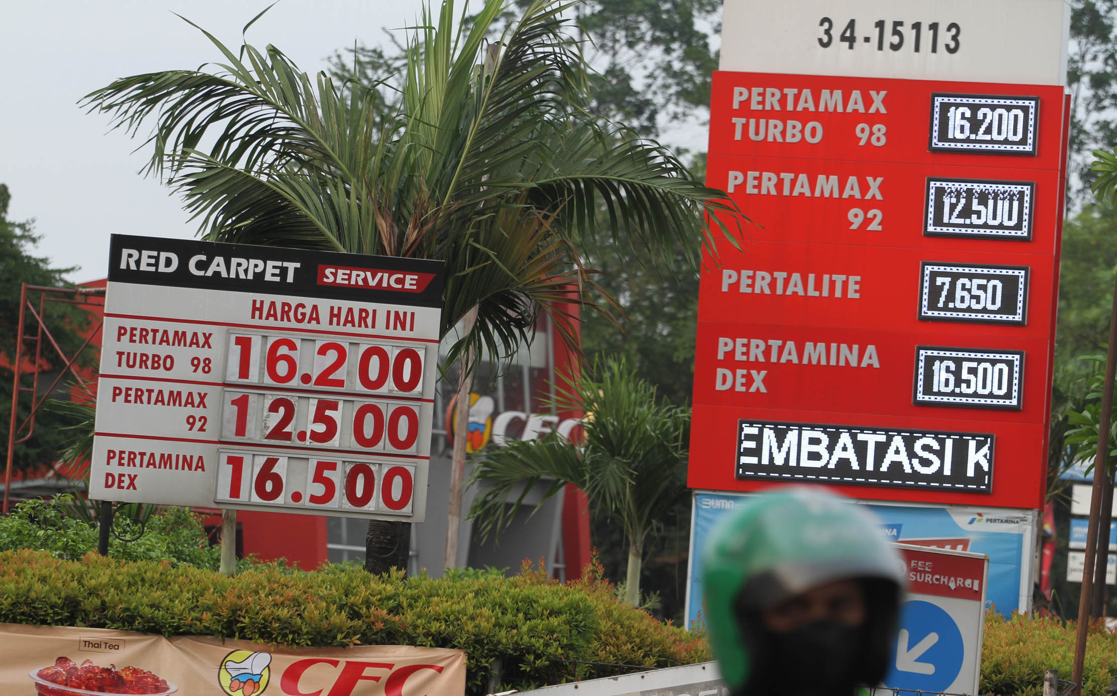 Perbandingan harga beberapa macam bbm di sebuah SPBU Kota Tangerang Banten. Foto : Panji Asmoro/TrenAsia