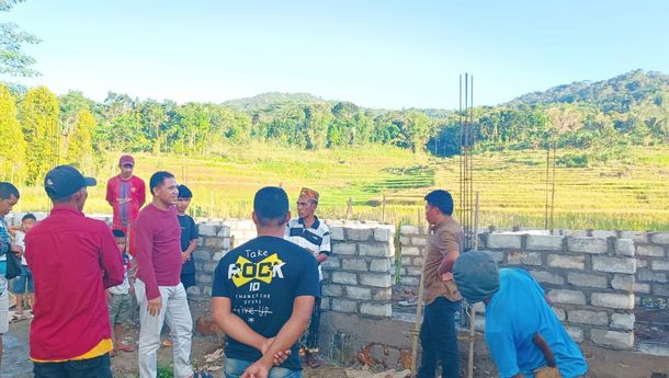 Gusti Sarifin Lega Setelah Melihat Progres Pembangunan Kandang Babi di Kecamatan Pacar, Mabar