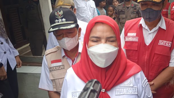 Tinjau Korban Kebakaran, Wali Kota Bandar Lampung Serahkan Bantuan Pangan