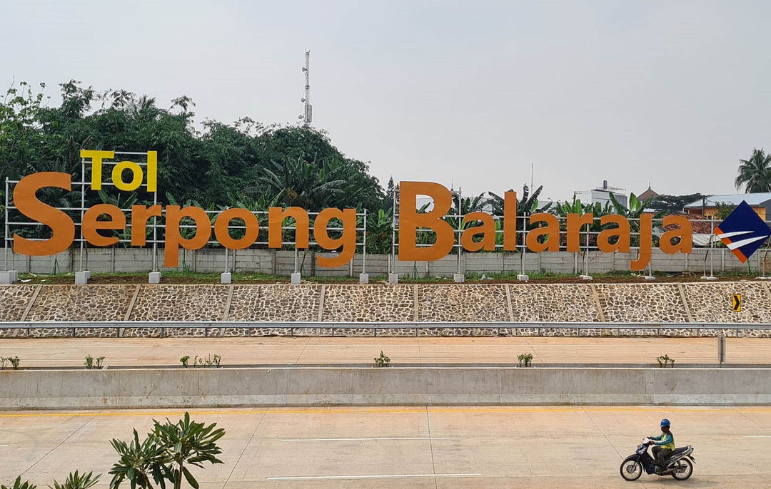 Sejumlah pekerja sedang menyelesaikan proyek tol Serpong - Balaraja seksi 1 A yang sudah memasuki tahap Uji Laik Fungsi (ULF) dannUji Laik Operasi (ULO), Rabu 13 Juni 2022. Foto : Panji Asmoro/TrenAsia