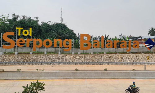 Sejumlah pekerja sedang menyelesaikan proyek tol Serpong - Balaraja seksi 1 A yang sudah memasuki tahap Uji Laik Fungsi (ULF) dannUji Laik Operasi (ULO), Rabu 13 Juni 2022. Foto : Panji Asmoro/TrenAsia