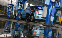 Pengemudi mengisi daya armada taksi listrik Bluebird (e-Taxi) di stasiun pengisian kendaraan listrik  Kantor Pusat Bluebird Group, Mampang Prapatan,  Jakarta, Rabu, 13 Juli 2022. Foto: Ismail Pohan/TrenAsia