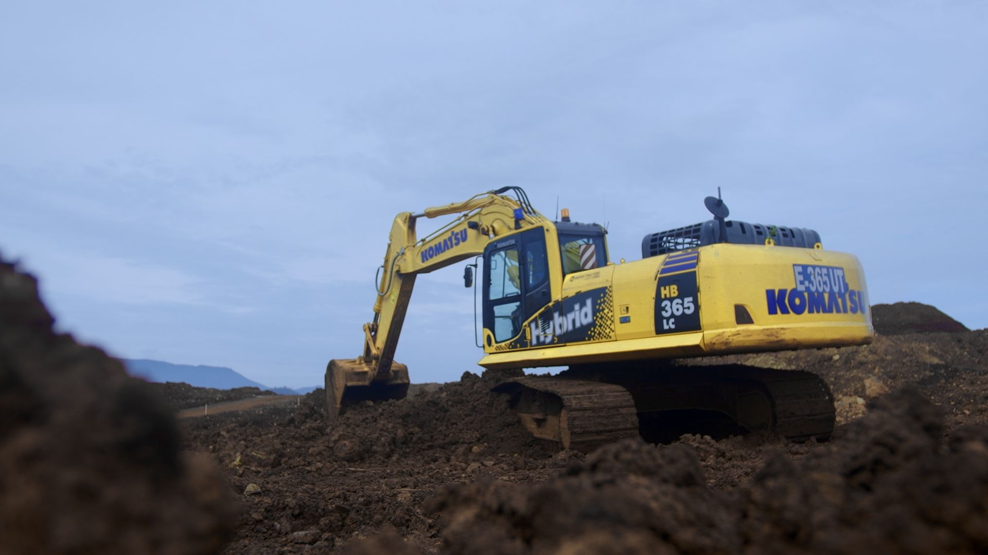 Komatsu HB365-1 besutan PT United Tractors Tbk dan Komatsu.
