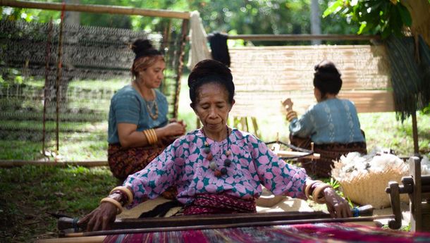 Lepo Lorun Berduka,  Guru Tenun Prenggi Internasional, Inang Yustina Y Sartiana Tutup Usia, RIP