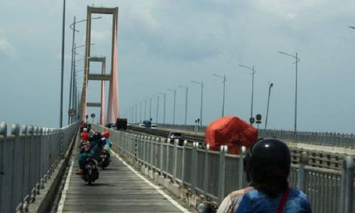 Jembatan suramadu.jpg