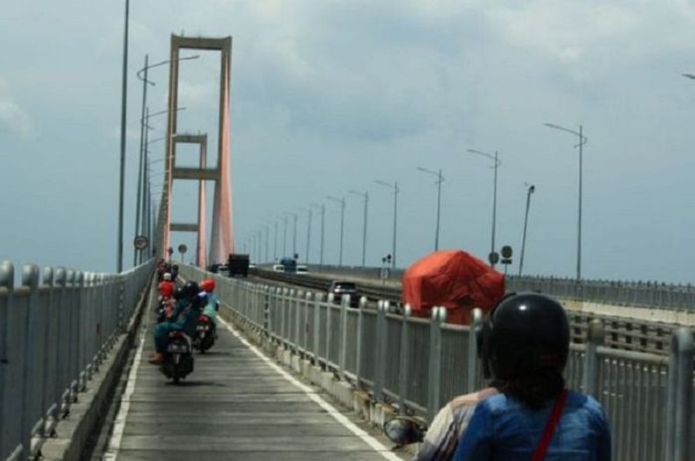 Jembatan suramadu.jpg