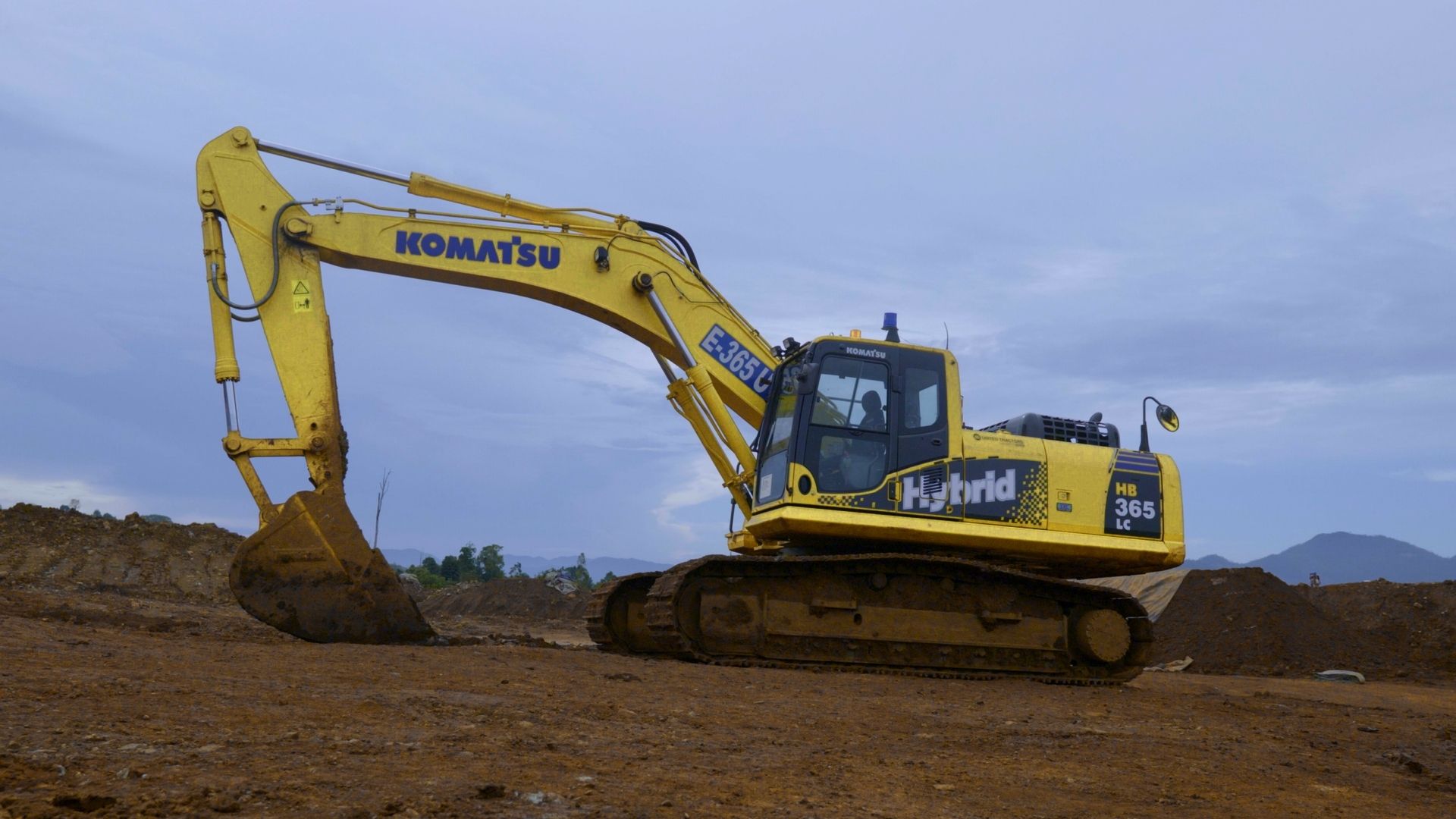 United Tractors meluncurkan Excavator Hybrid Komatsu HB365-1
