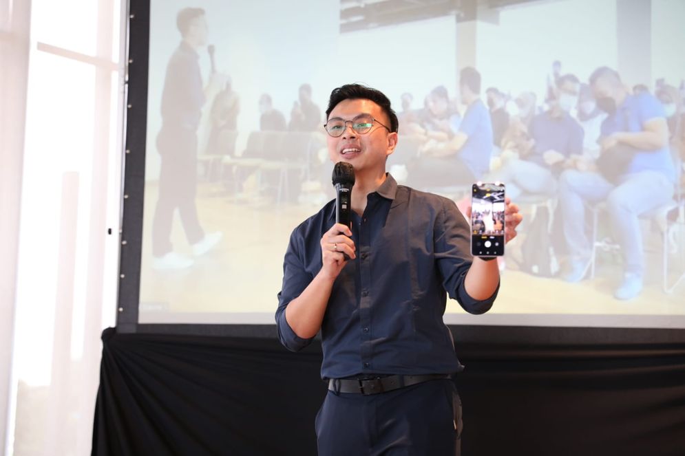 Calvin Nobel, Product Marketing Manager Xiaomi Indonesia Sedang Mempresentasikan Fitur Dual LEDs Selfie Glow pada Xiaomi 12 Lite 5G.jpeg