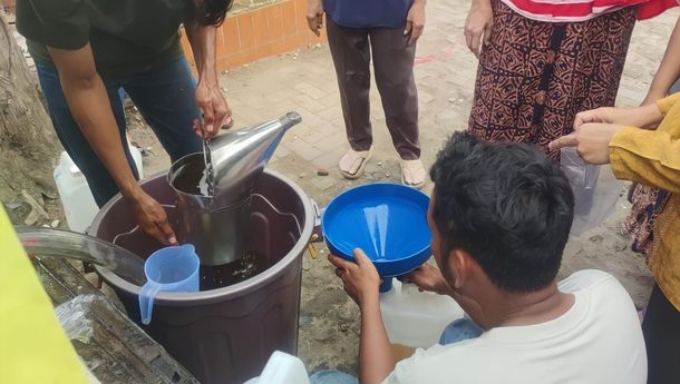 Masyarakat Antusias Beli Minyak Goreng Curah Rakyat Rp13 Ribu per Liter