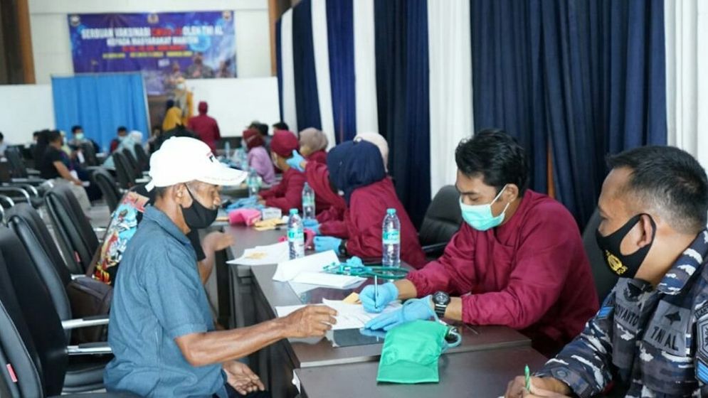 vaksinasi yg diged satpolPP dok dinkes.jpg