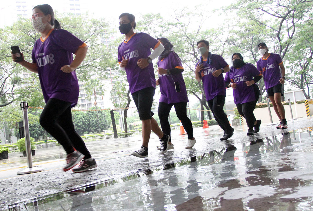 Staf dan manajemen BCA Life lari bersama saat peluncuran acara #Ajaktemanmu ULTIMA RACE dalam rangka ulang tahun BCA Life yang ke-8 di Jakarta, Sabtu 16 Juli 2022. Foto : Panji Asmoro/TrenAsia