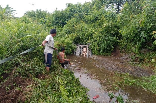 Proses evakuasi kendaraan yang ditumpangi Kakanwil Kemenag Kaltim, Masrawan dan keluarganya. 