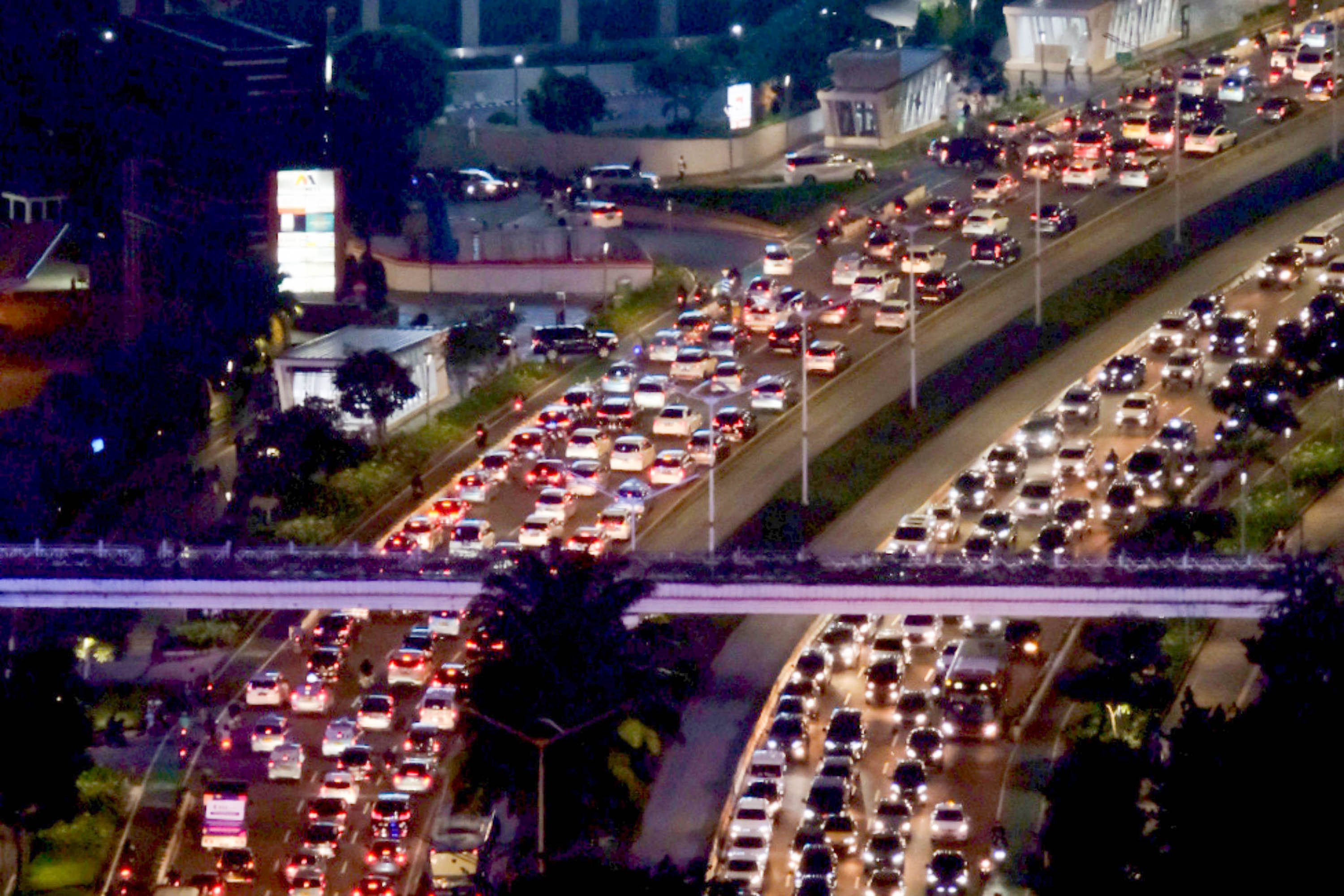 Tanpak kendaraan terjebak kemacetan di ruas jalan Sudirman, Jakarta. Foto: Ismail Pohan/TrenAsia
