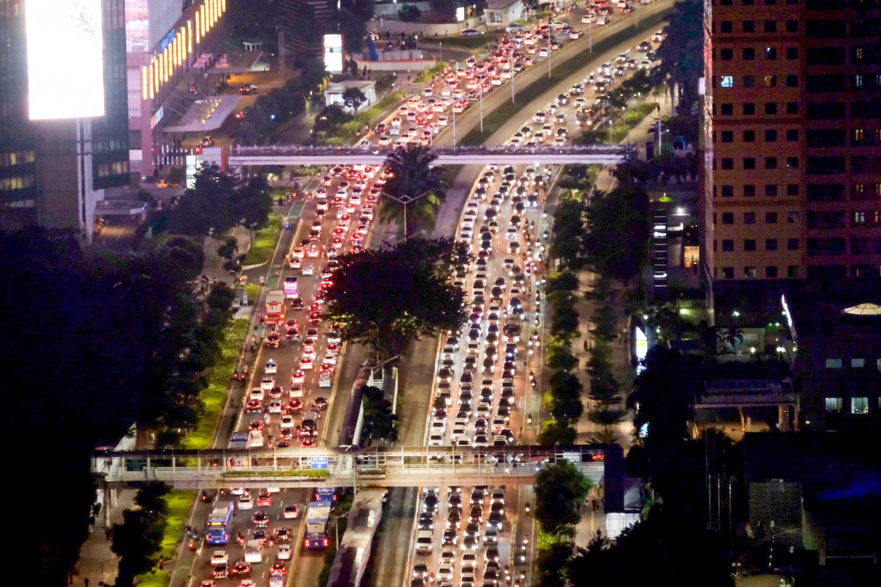 Tanpak kendaraan terjebak kemacetan di ruas jalan Sudirman, Jakarta. Foto: Ismail Pohan/TrenAsia